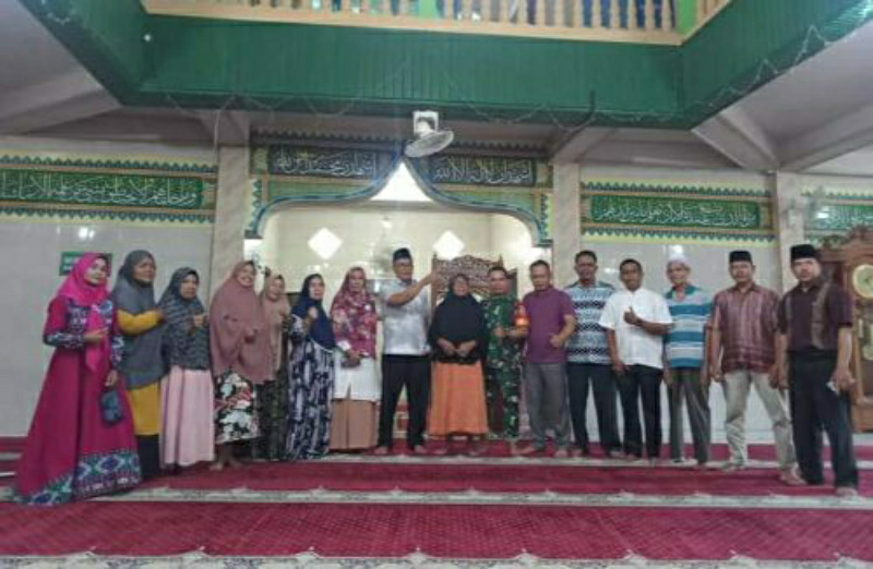Ketua DPRD Padang Syafrial Kani foto bersama masyarakat saat reses.